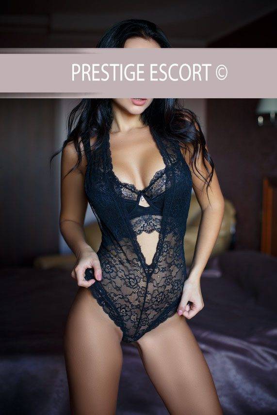 Stefanie in modischer Freizeitbekleidung – Lässige Eleganz eines exklusiven Begleitservices