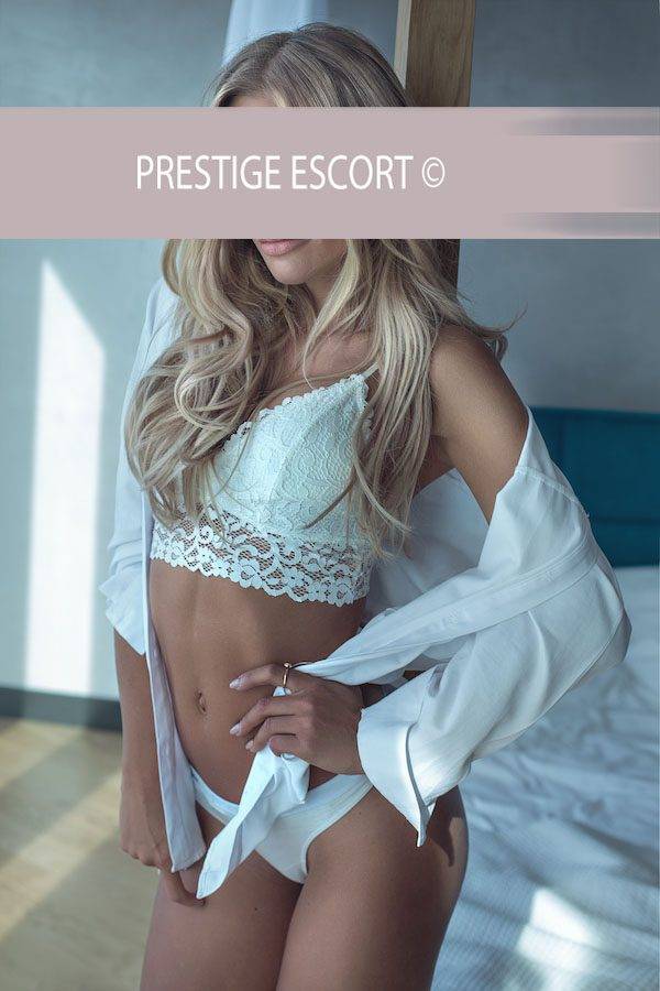 Sabrina in lässiger Freizeitkleidung – Natürliche Schönheit des Escortservice