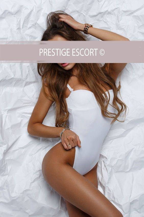 Justine im verführerischen Cocktailkleid – VIP Escort mit unwiderstehlicher Eleganz