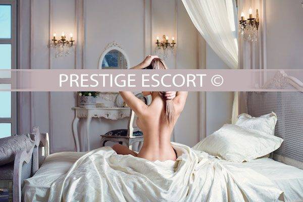 Lisa im eleganten Cocktailkleid – VIP Escort Stuttgart mit betörender Ausstrahlung