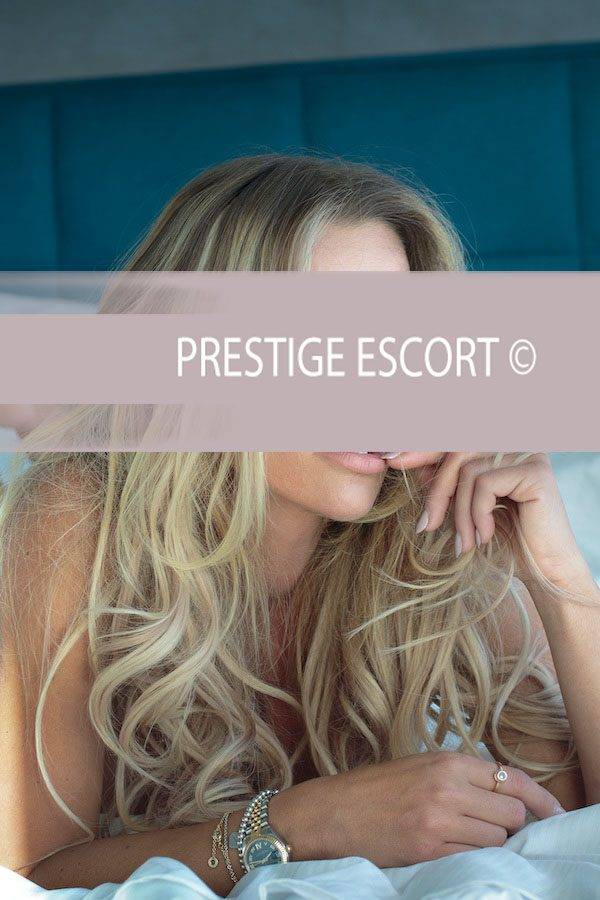 Sabrina in einem glamourösen Outfit für einen Abendevent – Stil und Eleganz