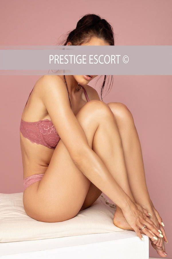 Nicole in professionellem Business-Look – Perfekte Symbiose von Begleitservice und Professionalität