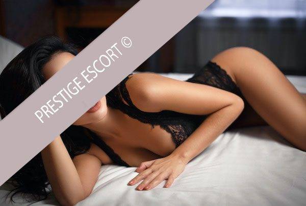 Stefanie in glamouröser Gala-Kleidung – Repräsentative Schönheit einer Elite Escort