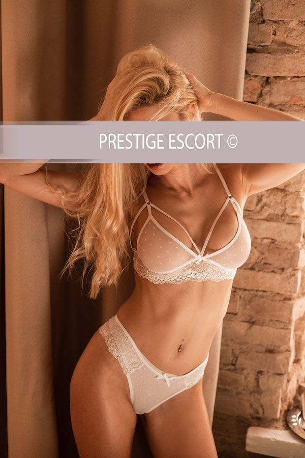 Larissa in einem atemberaubenden Cocktaildress – VIP Escort mit unwiderstehlicher Anmut