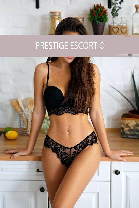 Michelle in schicker Freizeitmode – Entspannte Anmut eines exklusiven Begleitservices Hamburg